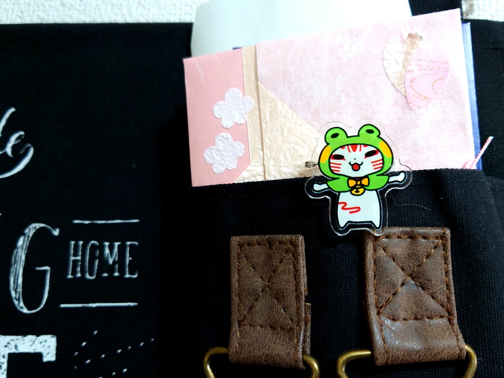 タマ吉「カエルさんかぶっちゃった」アクリルバッチ